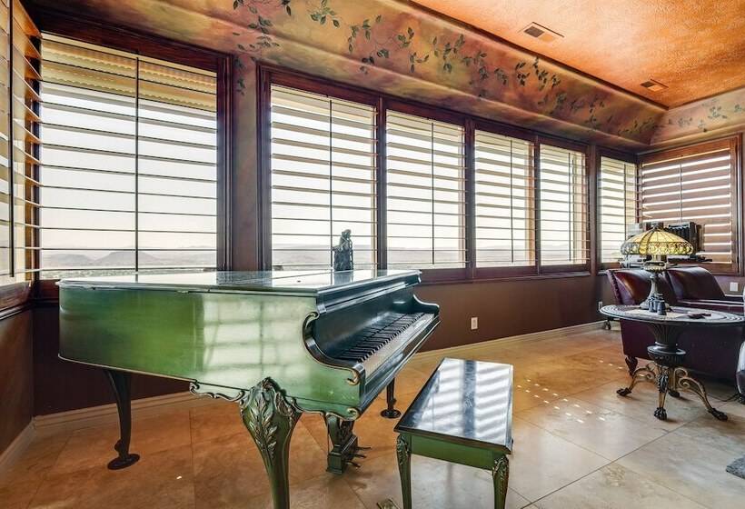 Airy St George Retreat W/ Balcony + Mtn Views!