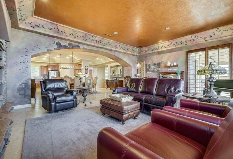 Airy St George Retreat W/ Balcony + Mtn Views!