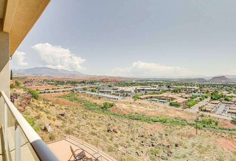 Airy St George Retreat W/ Balcony + Mtn Views!