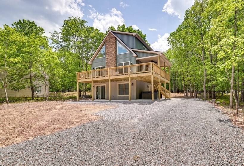 Albrightsville Cabin W/ Hot Tub & Game Room!