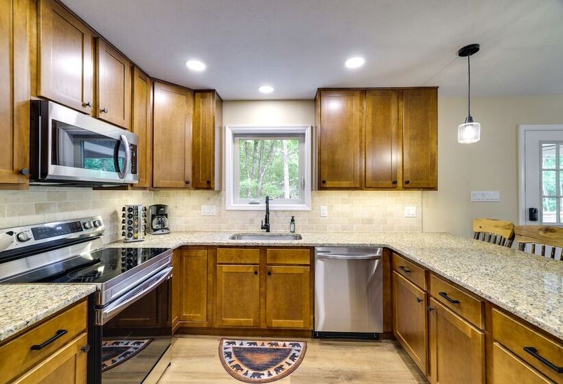 Albrightsville Cabin W/ Hot Tub & Game Room!