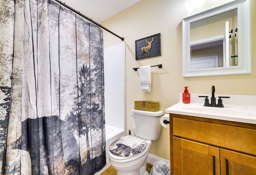 Albrightsville Cabin W/ Hot Tub & Game Room!