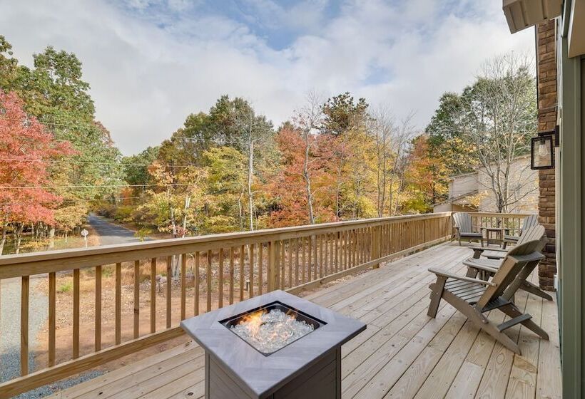 Albrightsville Cabin W/ Hot Tub & Game Room!