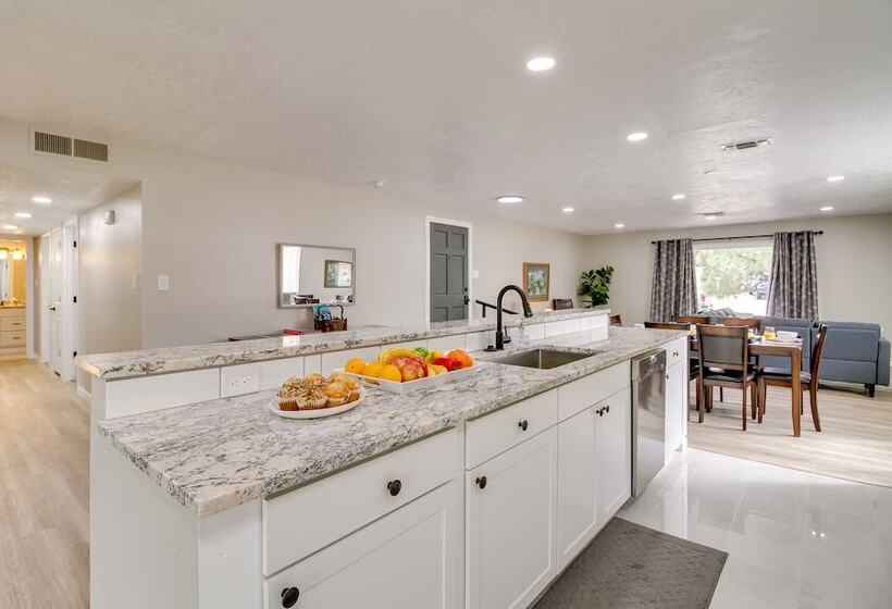 Albuquerque Oasis: Pool, Hot Tub & Putting Green!