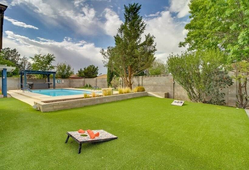 Albuquerque Oasis: Pool, Hot Tub & Putting Green!