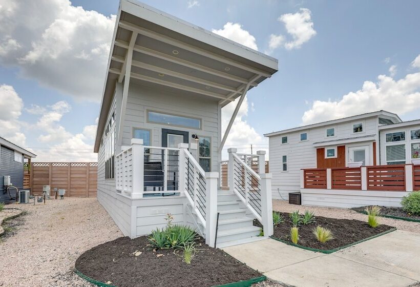 Community Pool & Hot Tub: Austin Tiny Home!