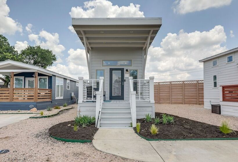Community Pool & Hot Tub: Austin Tiny Home!