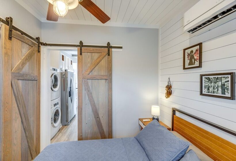 Community Pool & Hot Tub: Austin Tiny Home!