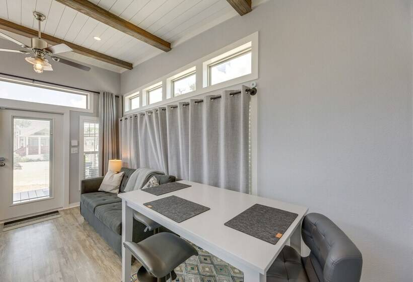 Community Pool & Hot Tub: Austin Tiny Home!