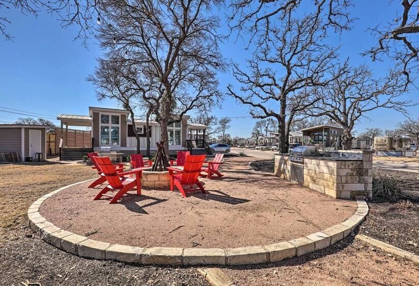 Community Pool & Hot Tub: Austin Tiny Home!