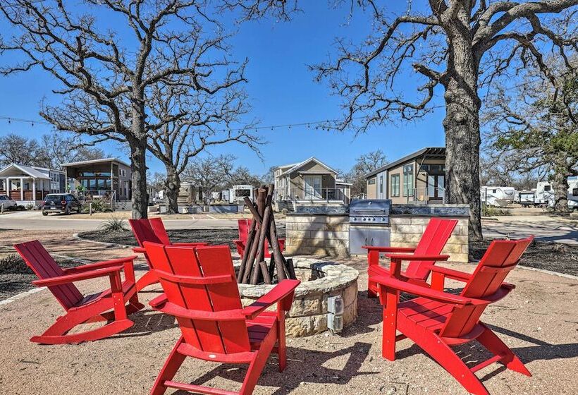 Community Pool & Hot Tub: Austin Tiny Home!