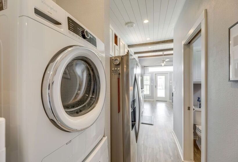 Community Pool & Hot Tub: Austin Tiny Home!