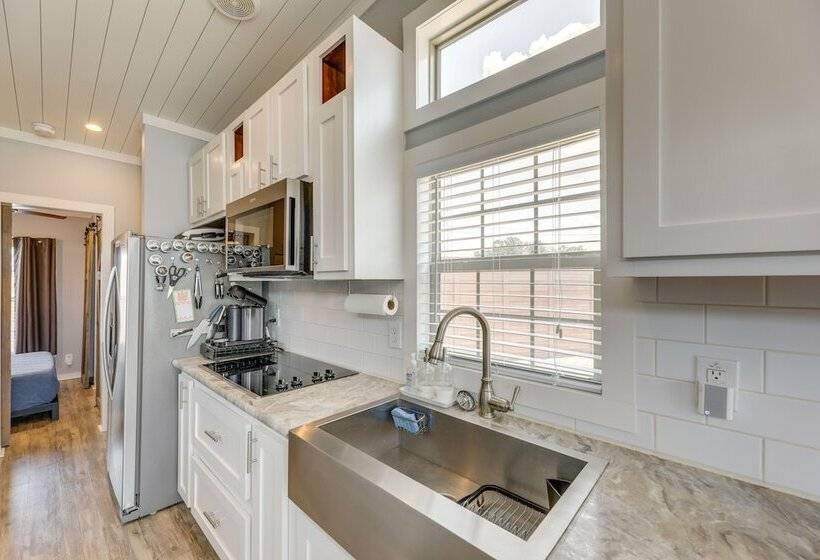 Community Pool & Hot Tub: Austin Tiny Home!