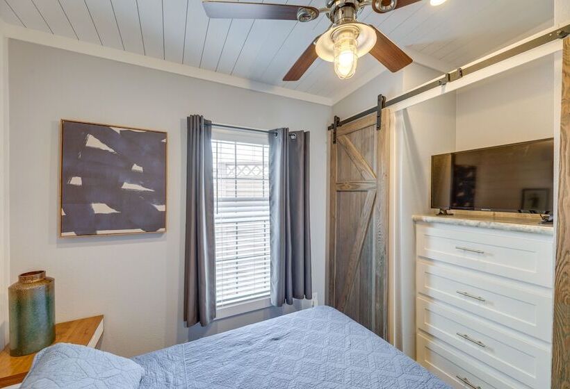 Community Pool & Hot Tub: Austin Tiny Home!