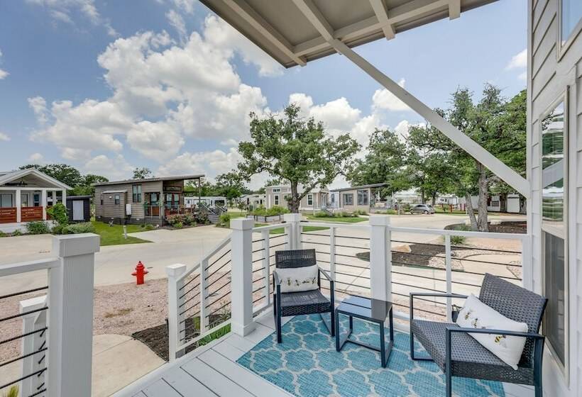 Community Pool & Hot Tub: Austin Tiny Home!