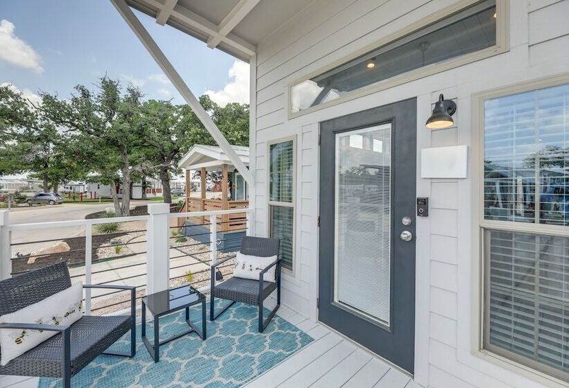 Community Pool & Hot Tub: Austin Tiny Home!