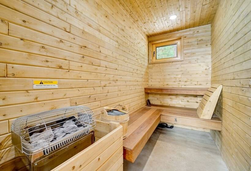 Bayfield Waterfront Cabin: Game Room & Lake Views!