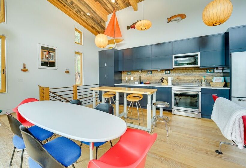 Bayfield Waterfront Cabin: Game Room & Lake Views!