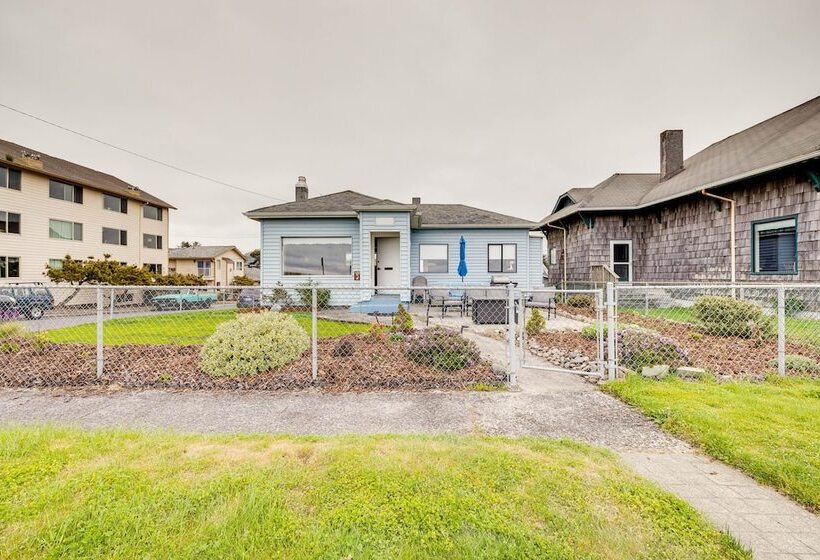 Beachfront Cottage On Seaside Promenade W/ Hot Tub