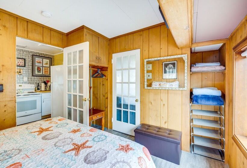 Beachfront Cottage On Seaside Promenade W/ Hot Tub