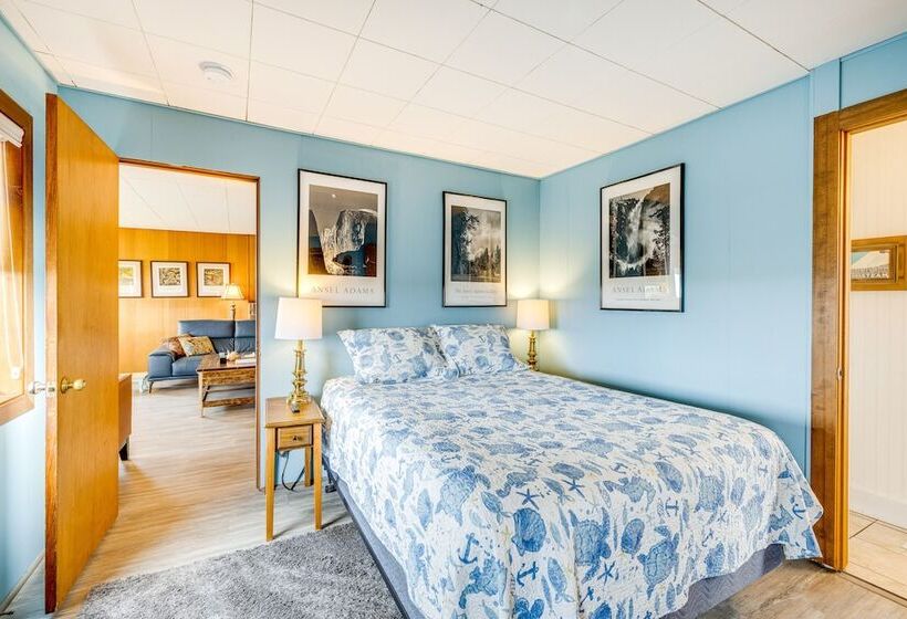 Beachfront Cottage On Seaside Promenade W/ Hot Tub