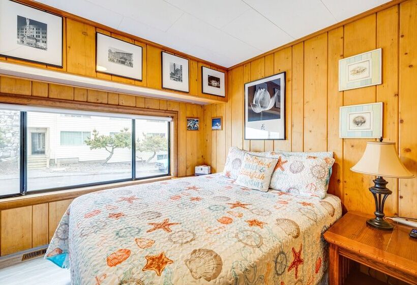 Beachfront Cottage On Seaside Promenade W/ Hot Tub