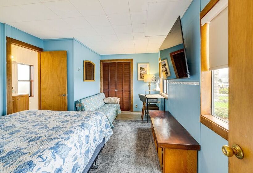 Beachfront Cottage On Seaside Promenade W/ Hot Tub