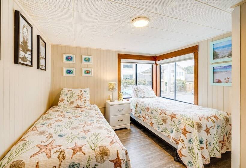 Beachfront Cottage On Seaside Promenade W/ Hot Tub