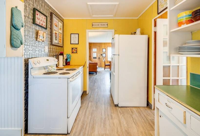 Beachfront Cottage On Seaside Promenade W/ Hot Tub