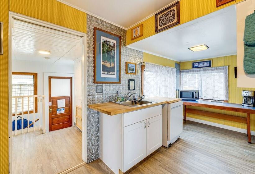 Beachfront Cottage On Seaside Promenade W/ Hot Tub