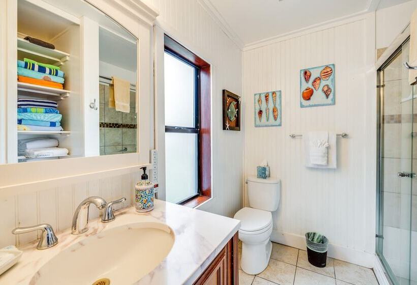 Beachfront Cottage On Seaside Promenade W/ Hot Tub