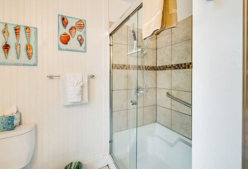 Beachfront Cottage On Seaside Promenade W/ Hot Tub