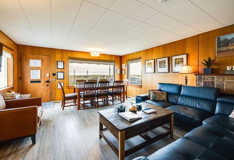 Beachfront Cottage On Seaside Promenade W/ Hot Tub