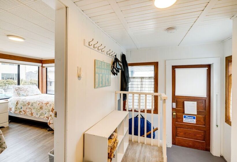 Beachfront Cottage On Seaside Promenade W/ Hot Tub