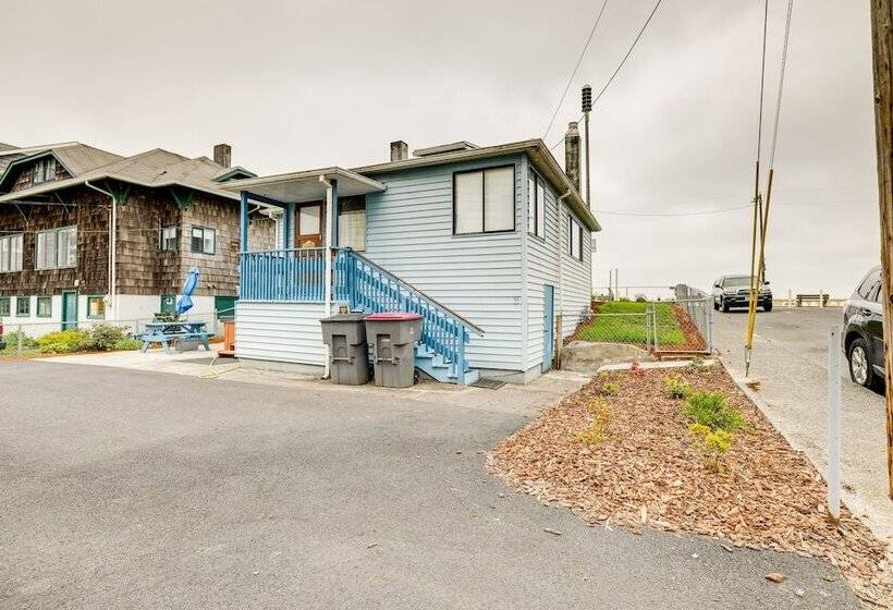 Beachfront Cottage On Seaside Promenade W/ Hot Tub