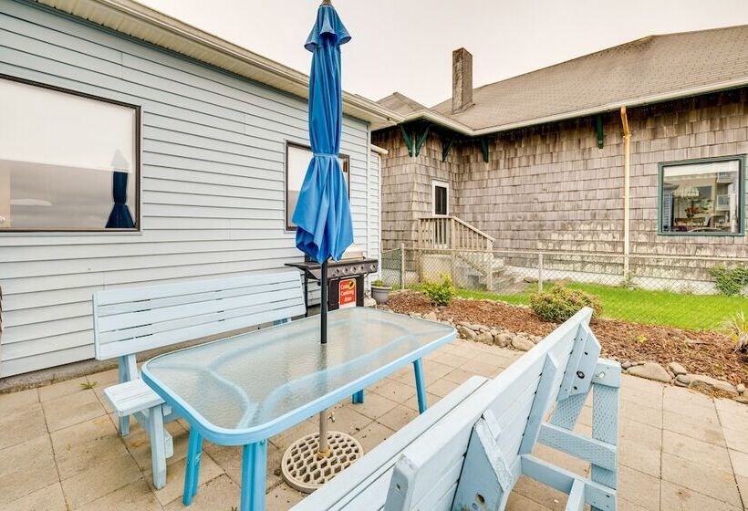 Beachfront Cottage On Seaside Promenade W/ Hot Tub