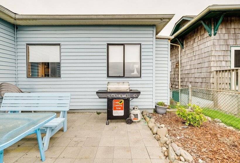 Beachfront Cottage On Seaside Promenade W/ Hot Tub