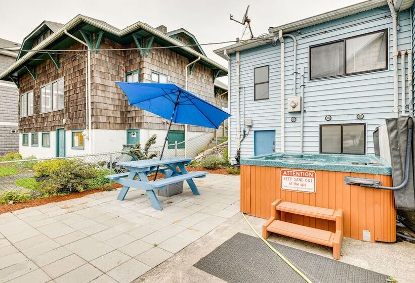Beachfront Cottage On Seaside Promenade W/ Hot Tub