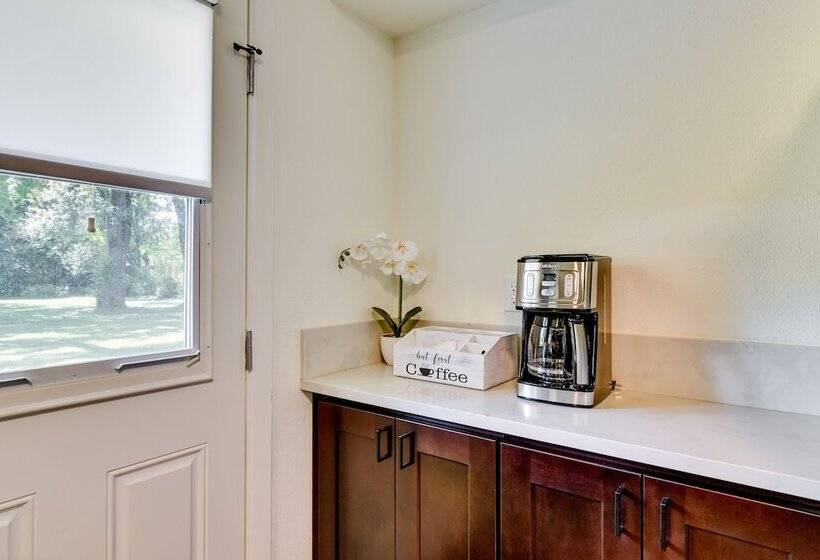 6 Mi To Portland: Home W/ Yard In Beaverton!