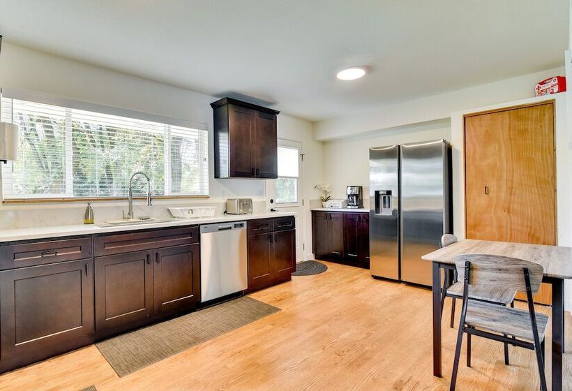 6 Mi To Portland: Home W/ Yard In Beaverton!