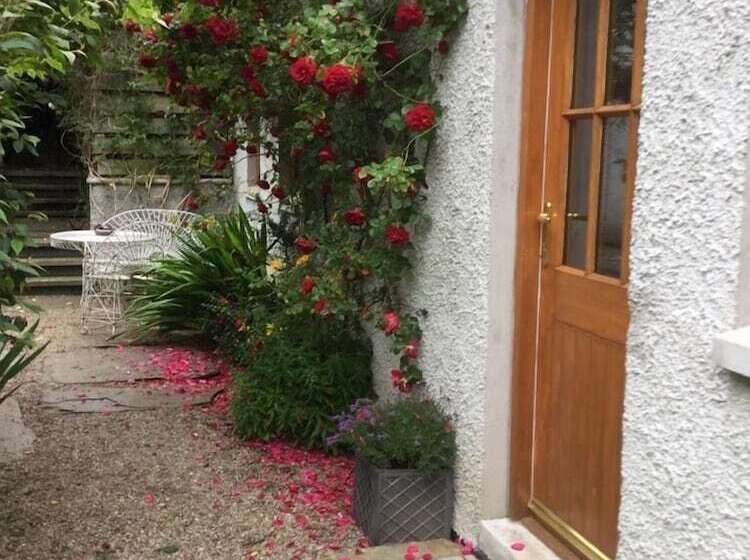 민박 Castleview Apartments