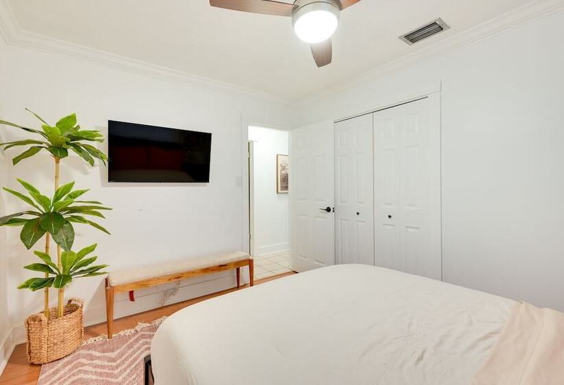 Bright Tampa Oasis W/ Outdoor Pool & Gazebo!