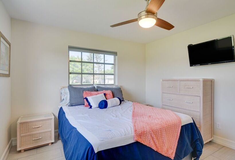 Dock & Screened Porch: Waterfront Cape Coral Home