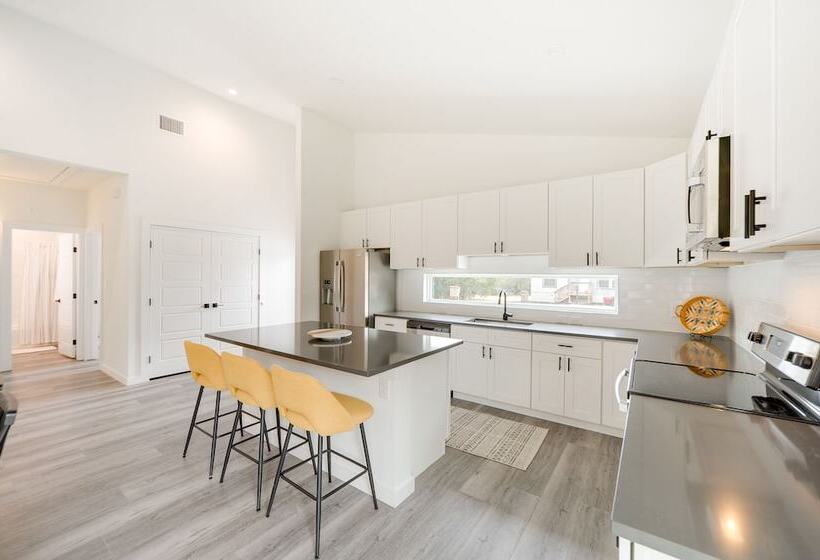 Canyon Lake Oasis: Backyard & Wraparound Deck!