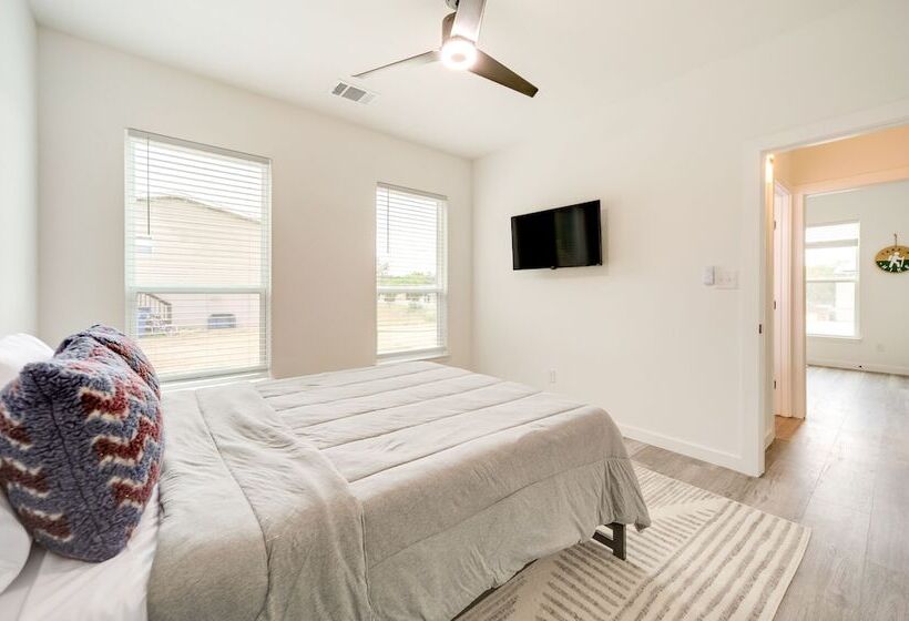 Canyon Lake Oasis: Backyard & Wraparound Deck!