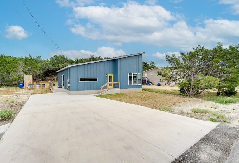 Canyon Lake Oasis: Backyard & Wraparound Deck!