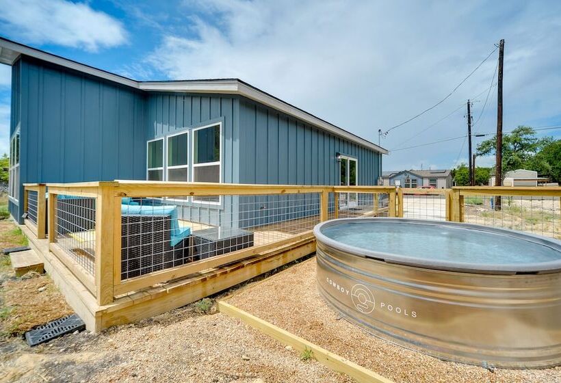 Canyon Lake Oasis: Backyard & Wraparound Deck!