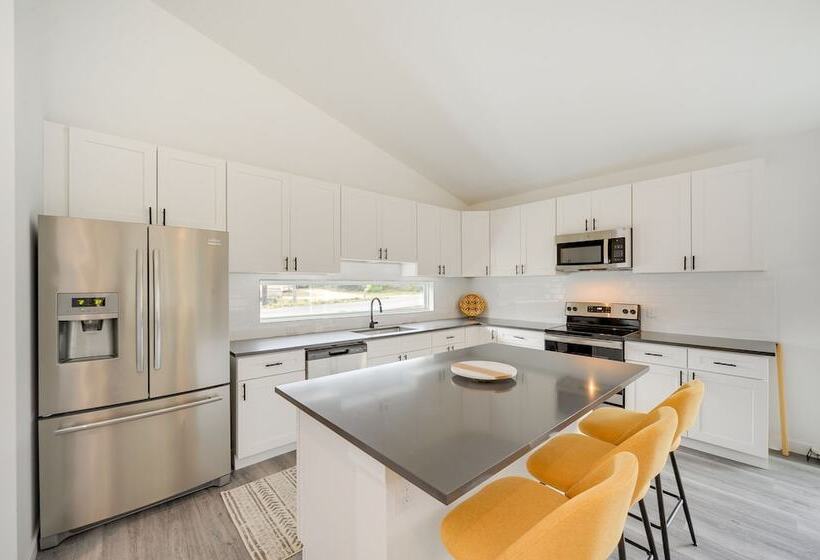 Canyon Lake Oasis: Backyard & Wraparound Deck!