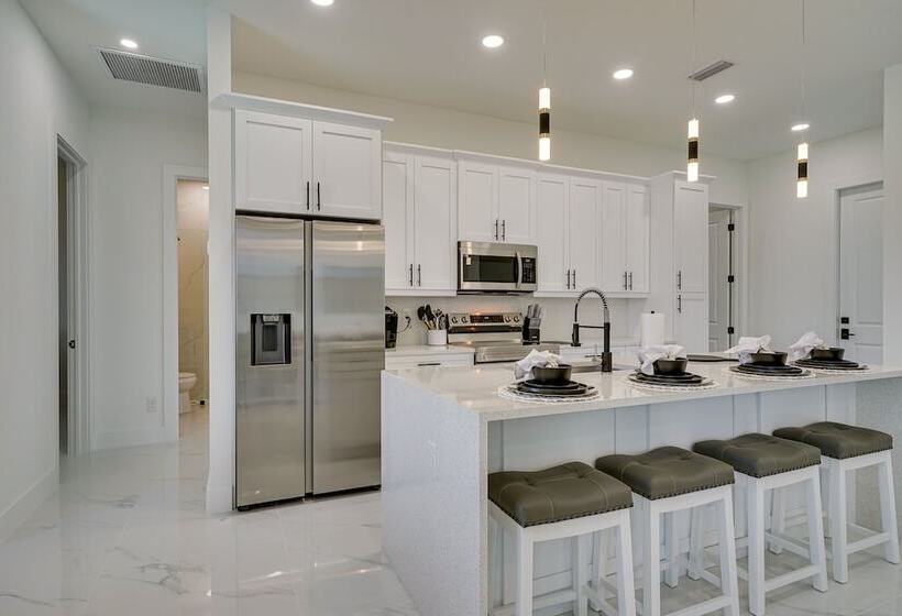 Furnished Lanai & Private Pool: Cape Coral Home