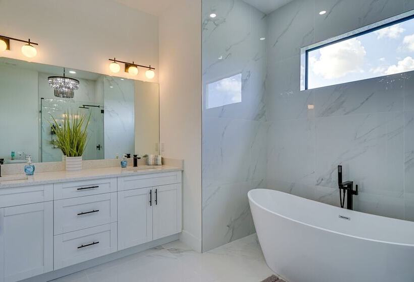 Furnished Lanai & Private Pool: Cape Coral Home